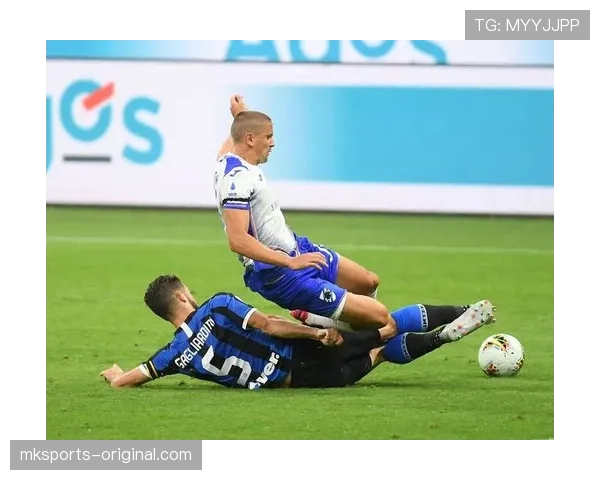 铲球规则判罚关键在于是否先触球并危及安全